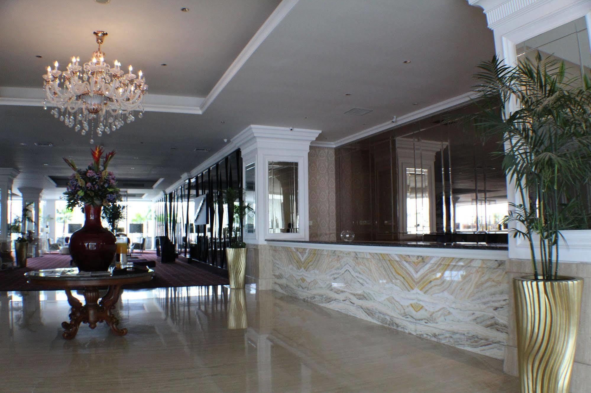 Hotel Golden Tulip Legacy Surabaja Exteriér fotografie